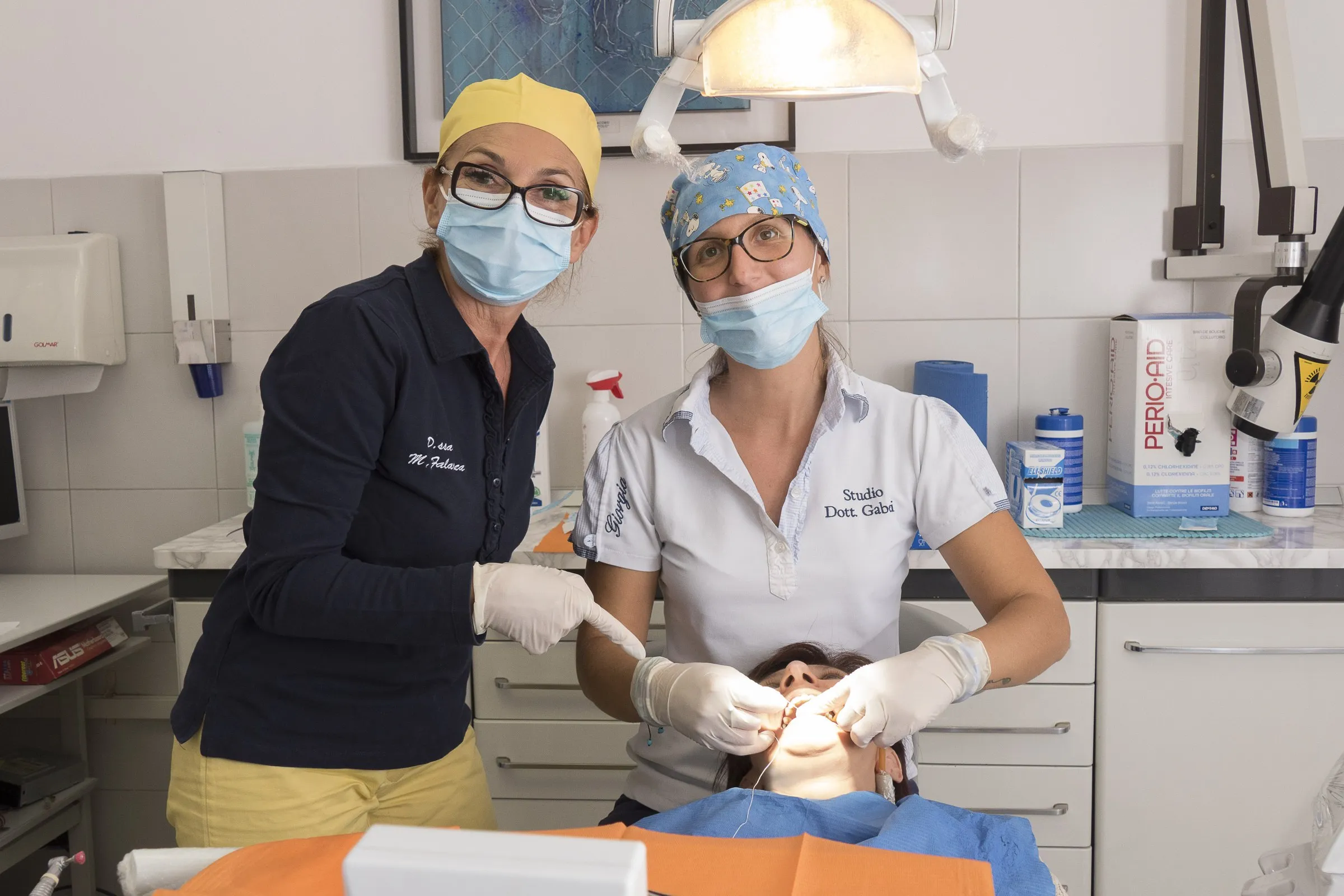 Le igieniste dentali dello studio durante una seduta